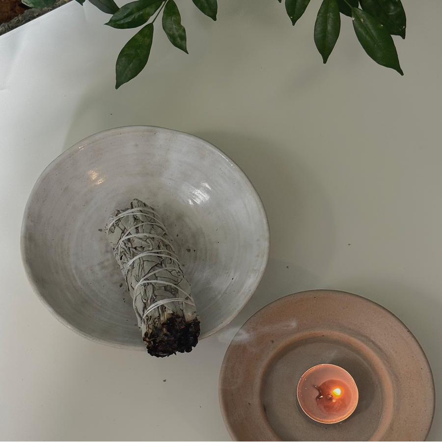 AETHER FLOW Kohiki Handcrafted Ritual Bowl — 16cm Tripod Ceramic for Palo Santo & Sage Bundles