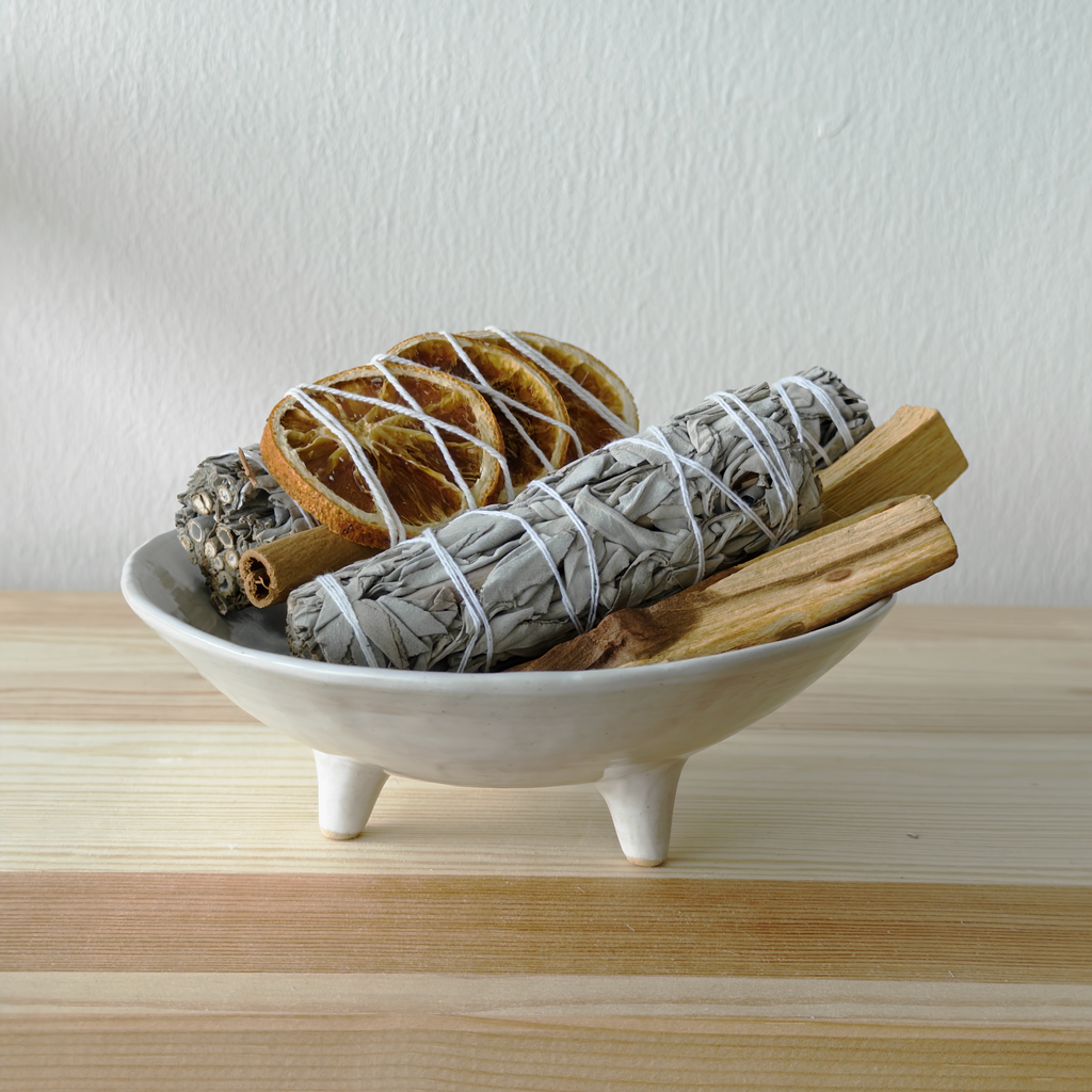 AETHER FLOW Kohiki Handcrafted Ritual Bowl — 16cm Tripod Ceramic for Palo Santo & Sage Bundles